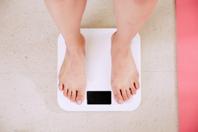 女性が太ももを細くするために知るべき『太る原因』を紹介
